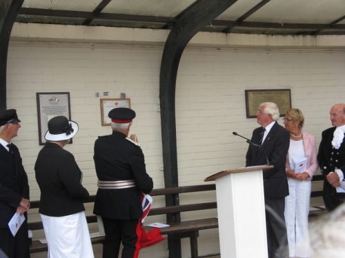 The Lord Lieutenant unveiling the MMW Plaque remembering seafarers lost in war, September, 2016 